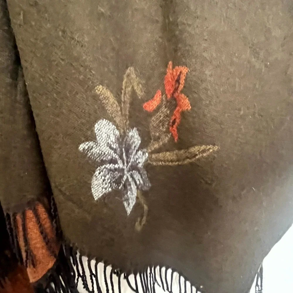 Indigo Soul Poncho Shawl Womens Brown Floral Acrylic Fringe Hem‎ Open Front Wrap